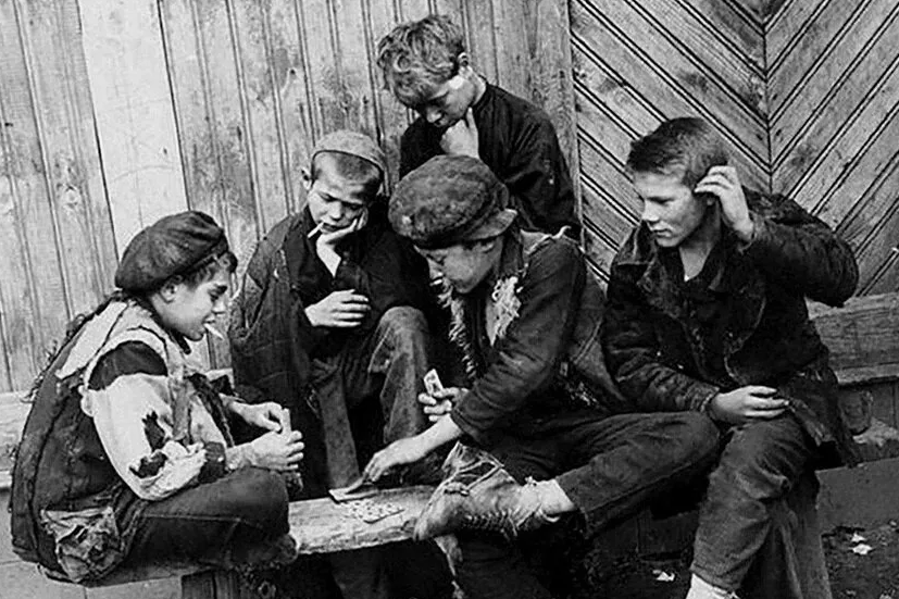 подростки на улице 1920